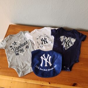 Yankees 3-6m Baby Bodysuit and Bib Set